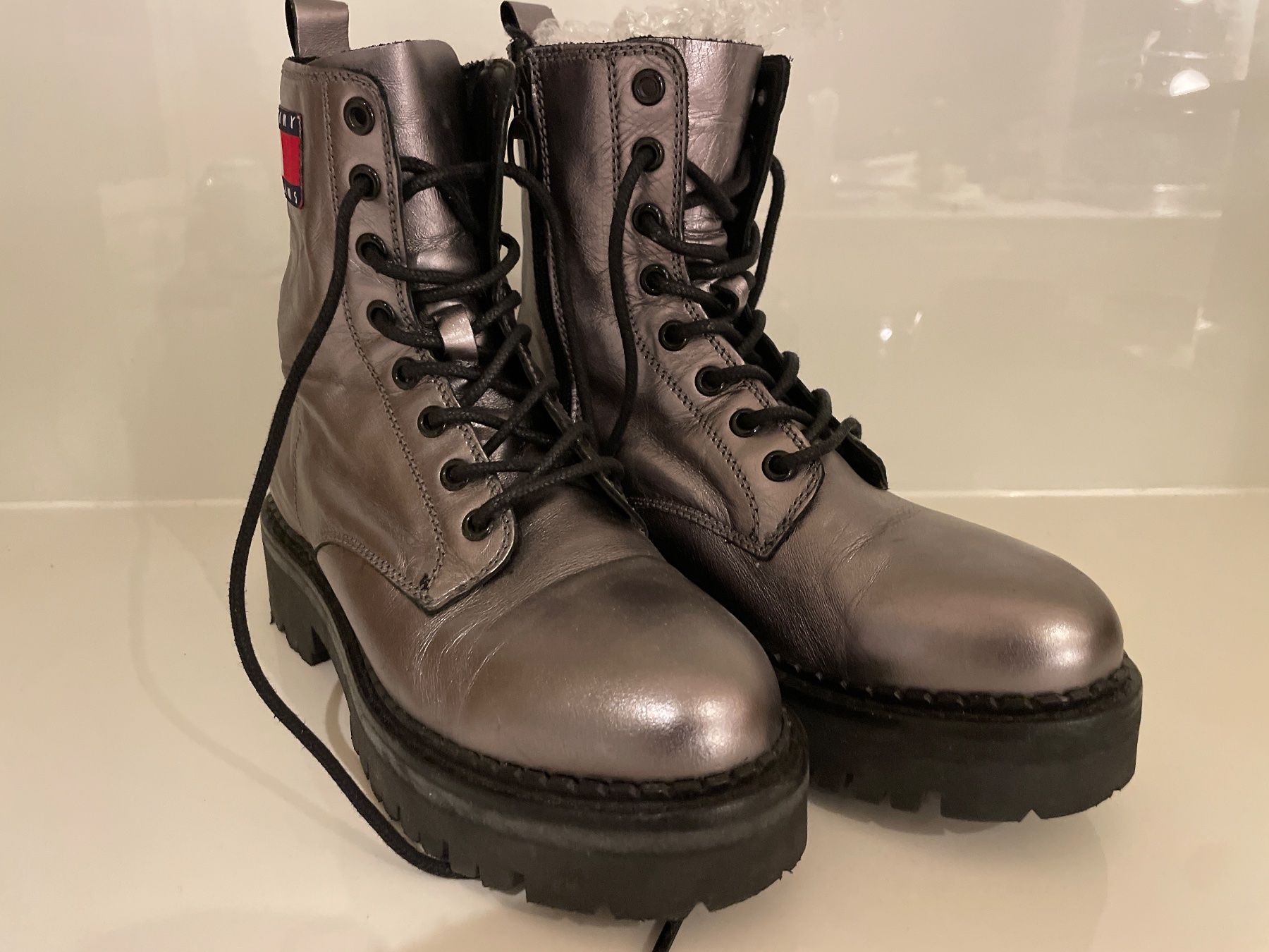 Tommy Hilfiger Damenschuhe: Silbrige TOMMY JEANS Leder Boots Gr. 37 – Gebraucht aus Frasnacht von GracyStore 2