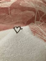 Hübscher silberfarbener Ring mit Herz, neu