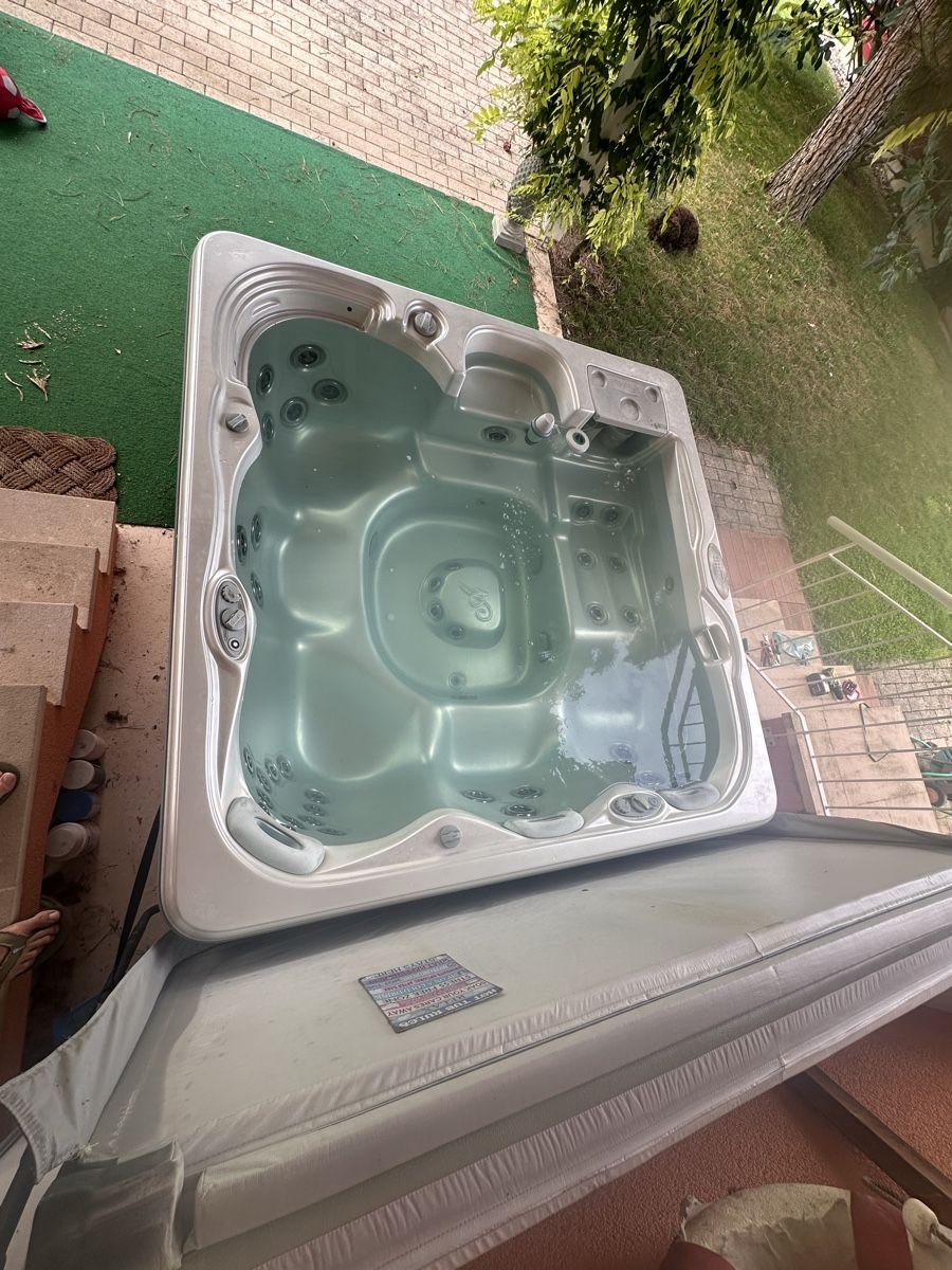 Whirlpool: Whirlpool Jacuzzi XXL – Gebraucht aus Bern von  4