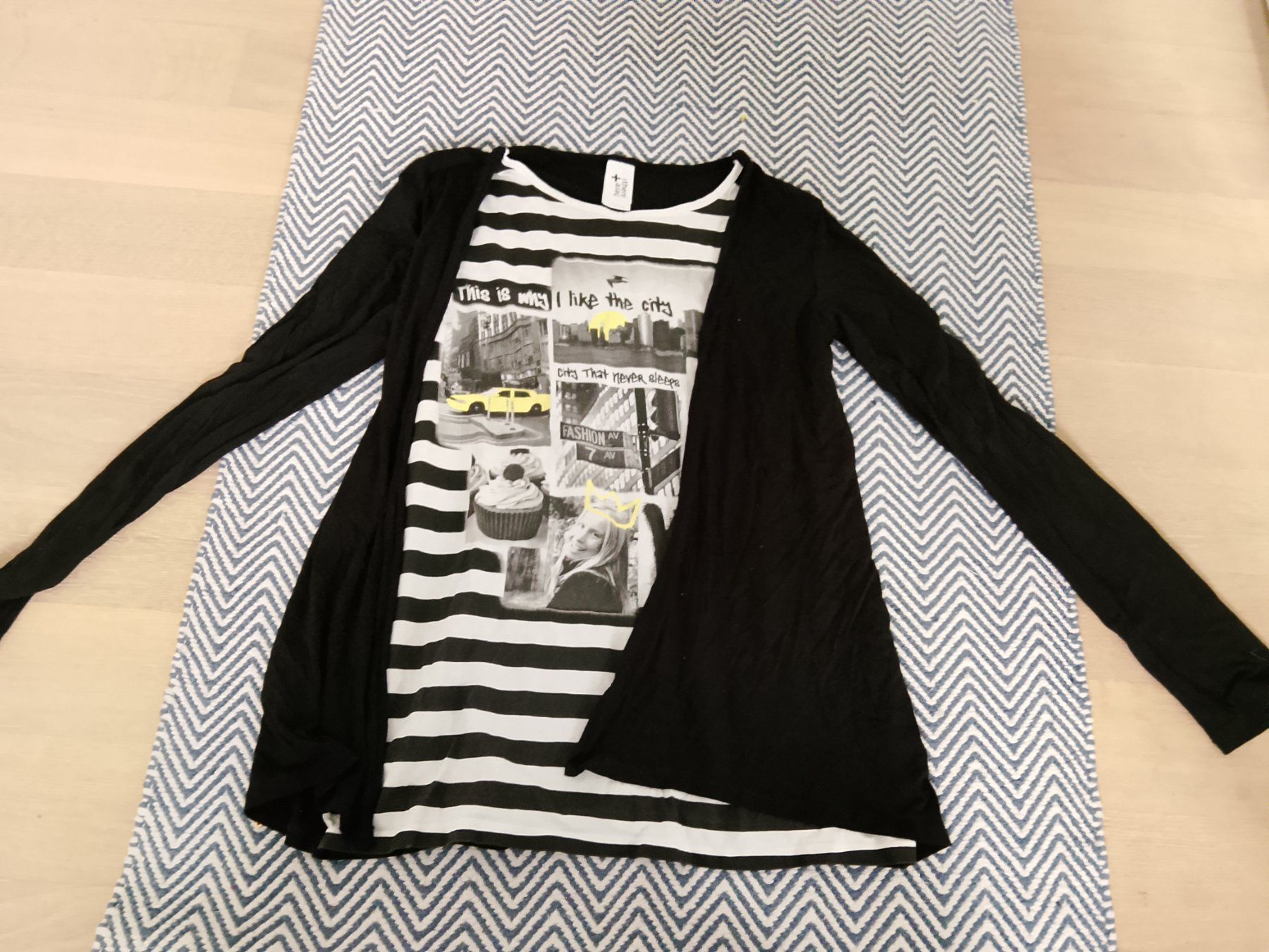 C&A Jacken: Schwarze Strickjacke mit Print-Shirt von C&A, Gr. 170/176 – Gebraucht aus Bellikon von MellonCollieMitTwint