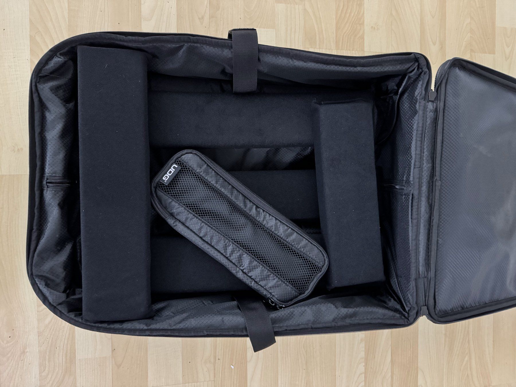 Valises & Sacs: UDG  DJ-Controller 22" Controller Case mit Rollen in schwarz – Neuf (Voir description) à Jona par Ozei 1