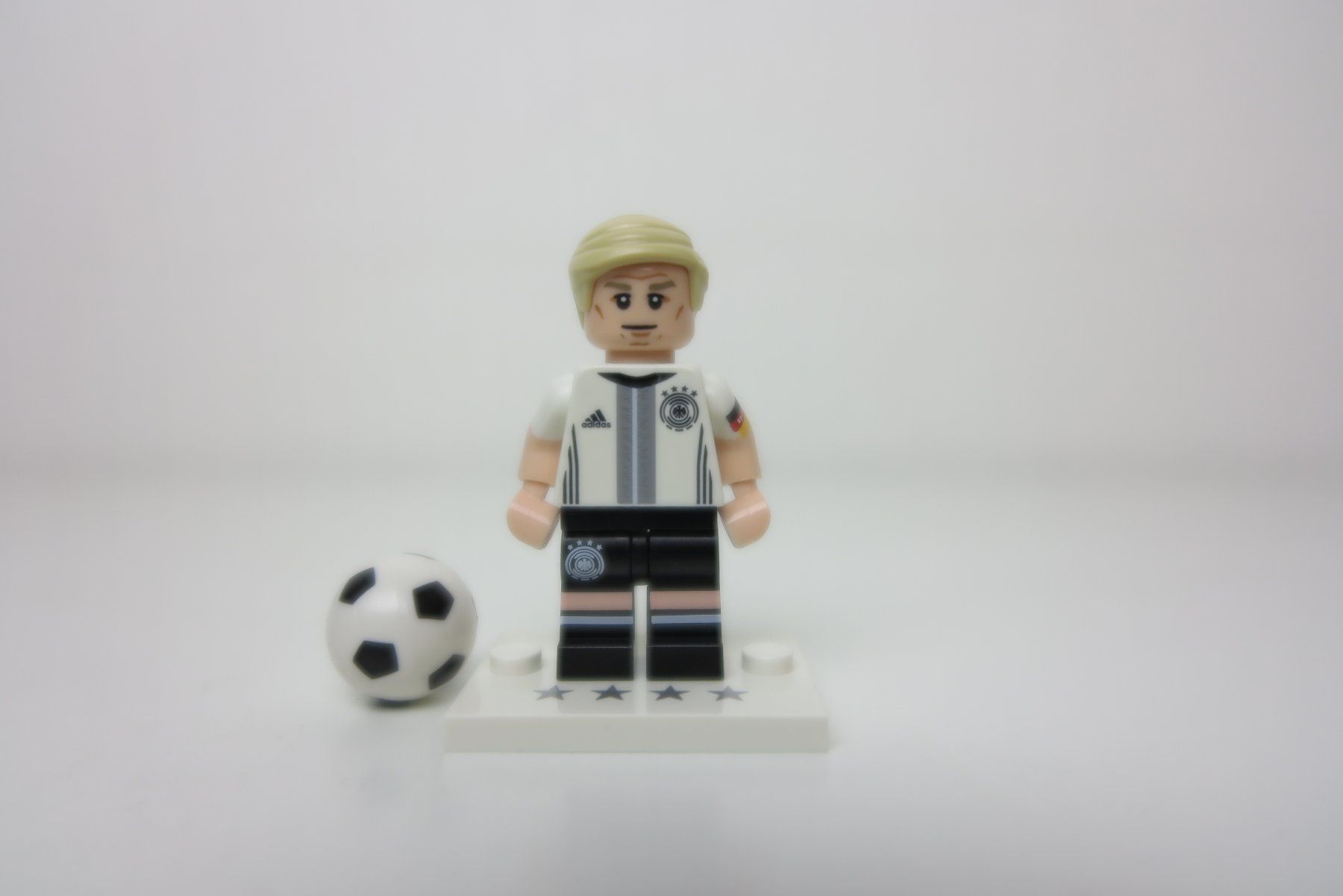 Lego Giocattoli: LEGO Minifigur CMF DFB - Bastian Schweinsteiger – Nuovo (secondo la descrizione) da Ostermundigen venduto da RG-Collector