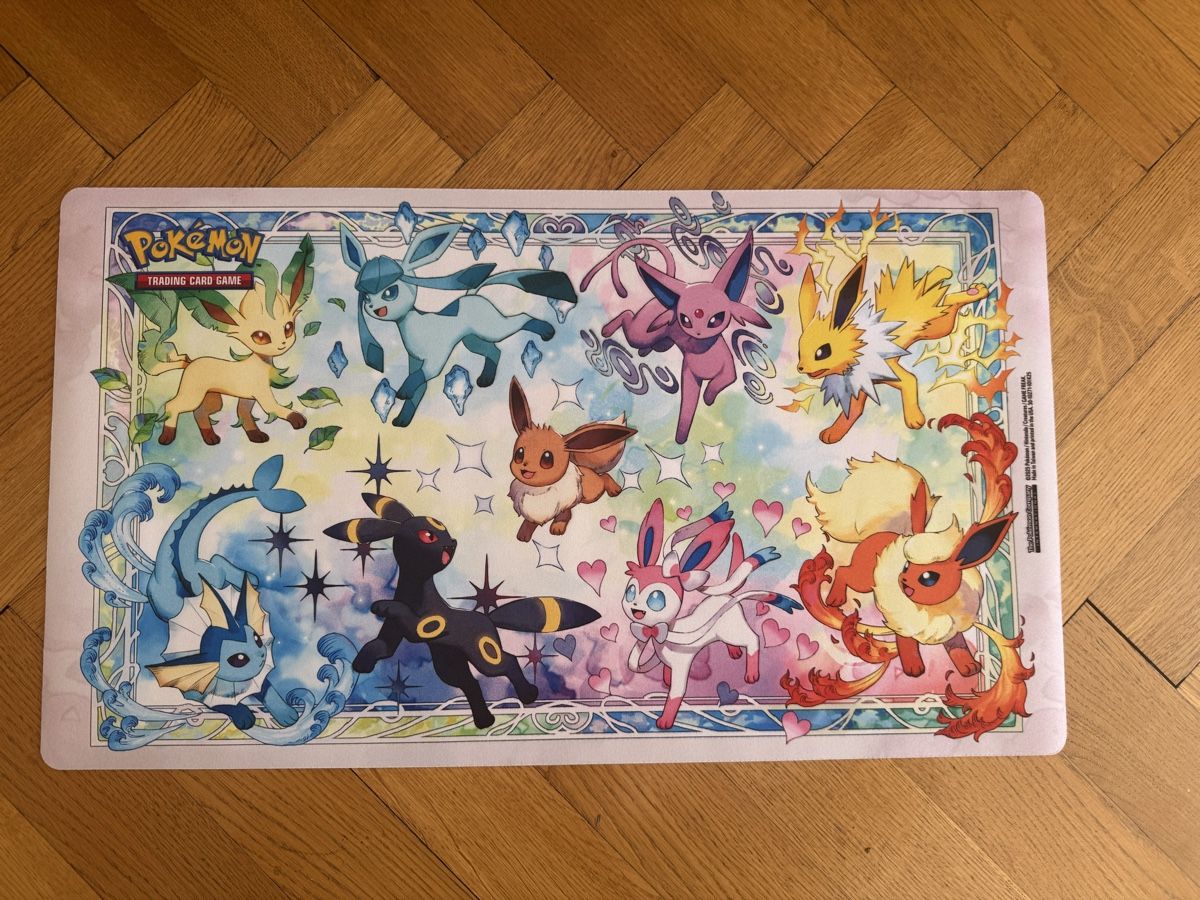 Spielmatte: Pokémon Eeveelutions Playmat – Prismatic Evolutions – Neu (gemäss Beschreibung) aus Basel von Daniel929