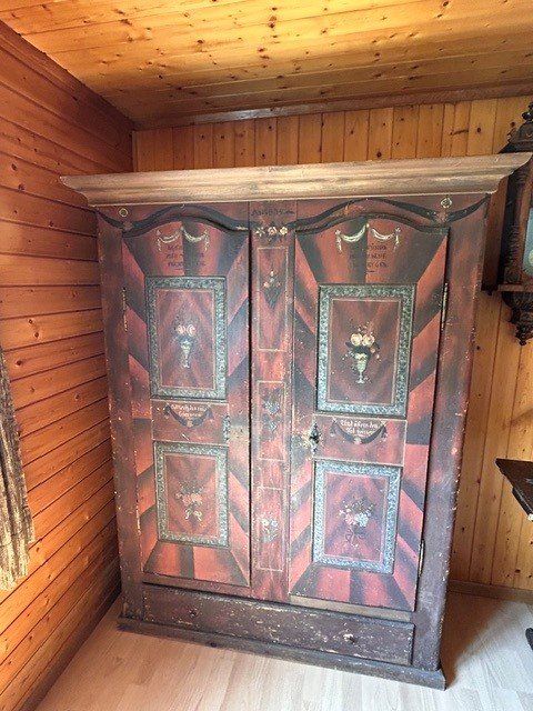 Armoires: Bemalter Schrank mit anno 1834 – D'occasion à Buttisholz par Snusli