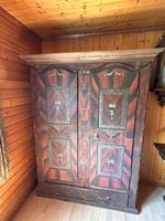 Bemalter Schrank mit anno 1834