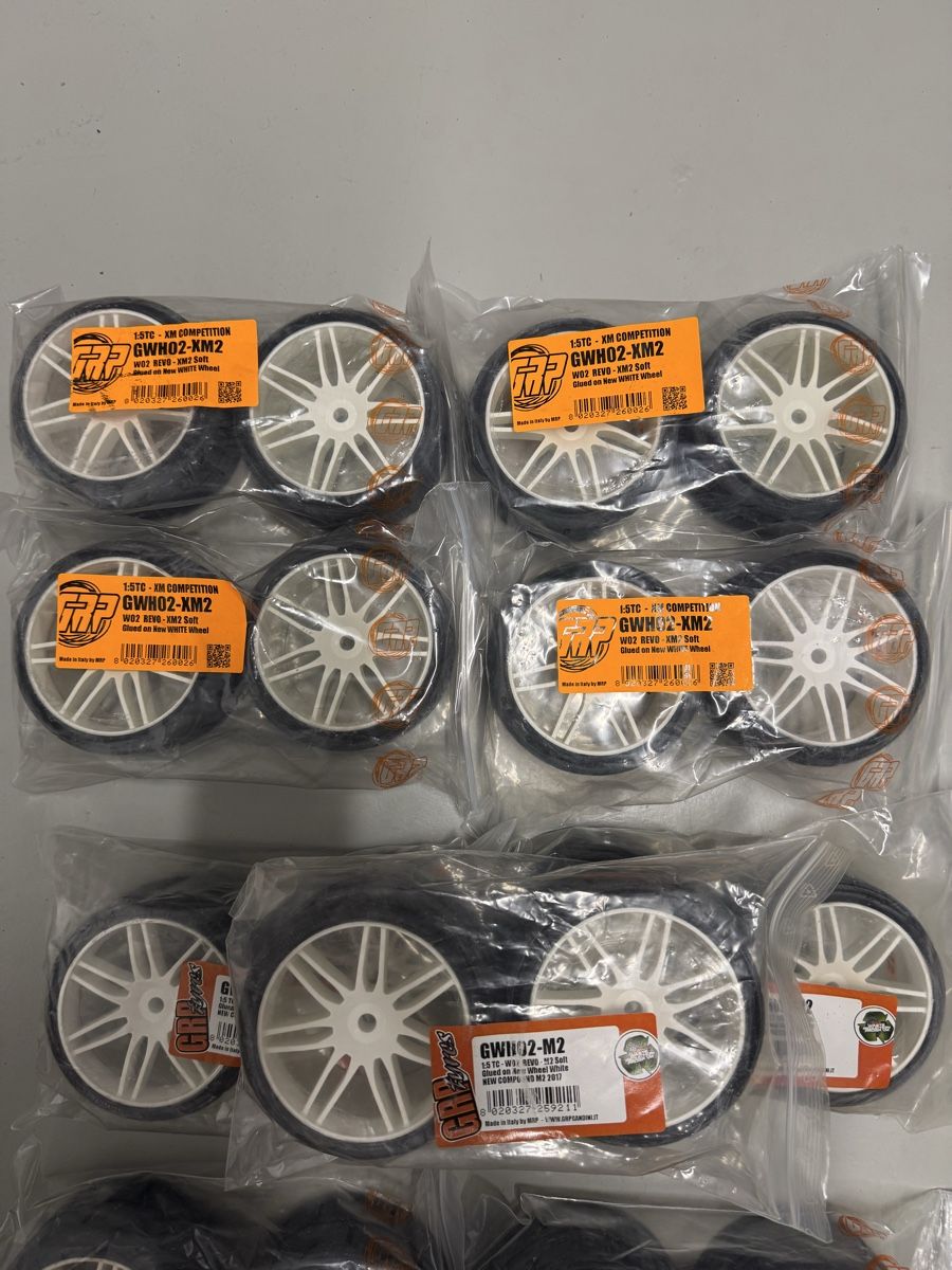 RC Kits de montage: RC Gross-Modelle 10 Reifensätze  – Neuf avec emballage d'origine à Appenzell Eggerst. par nafnaf03 1