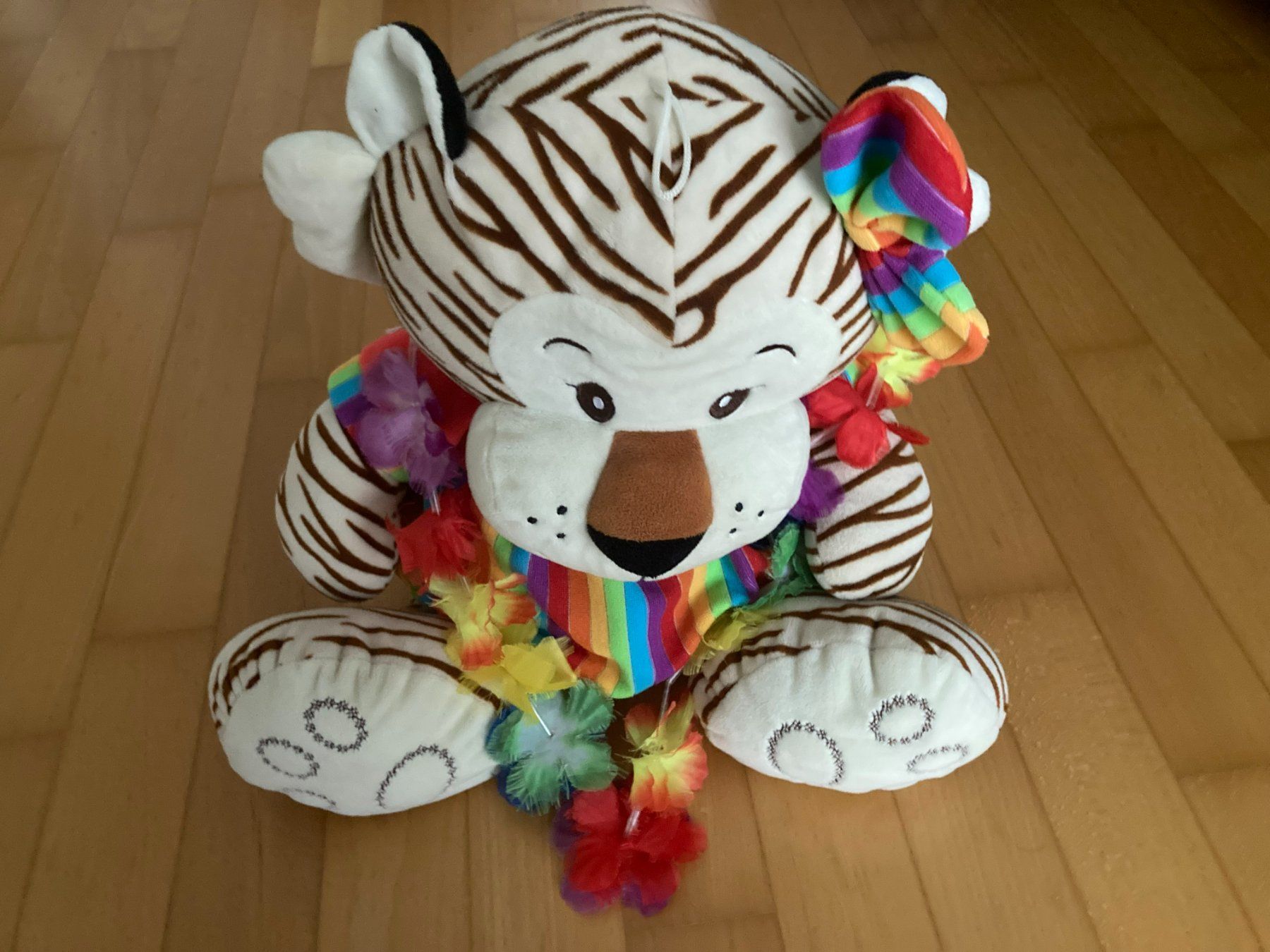 Spielzeuge: Grosser Plüschtiger mit Blumenkette – Gebraucht aus Muttenz von Juvenile33