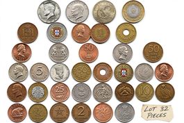 Lot de 32 pièces de monnaies du monde divers pays