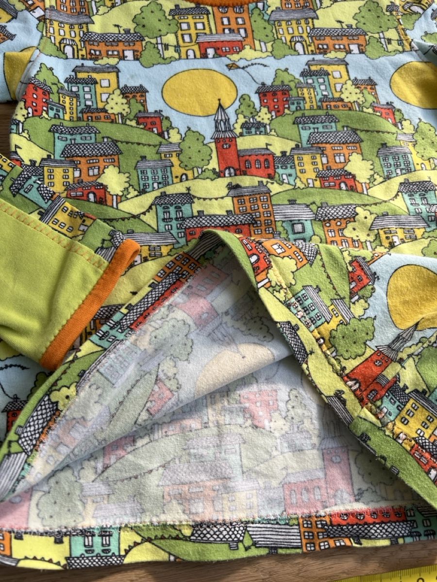 Maglioni & Felpe: Unikat: Elastisches Langarmshirt mit Häuserprint, Gr 98-110 – Usato da Oensingen venduto da katepe 1