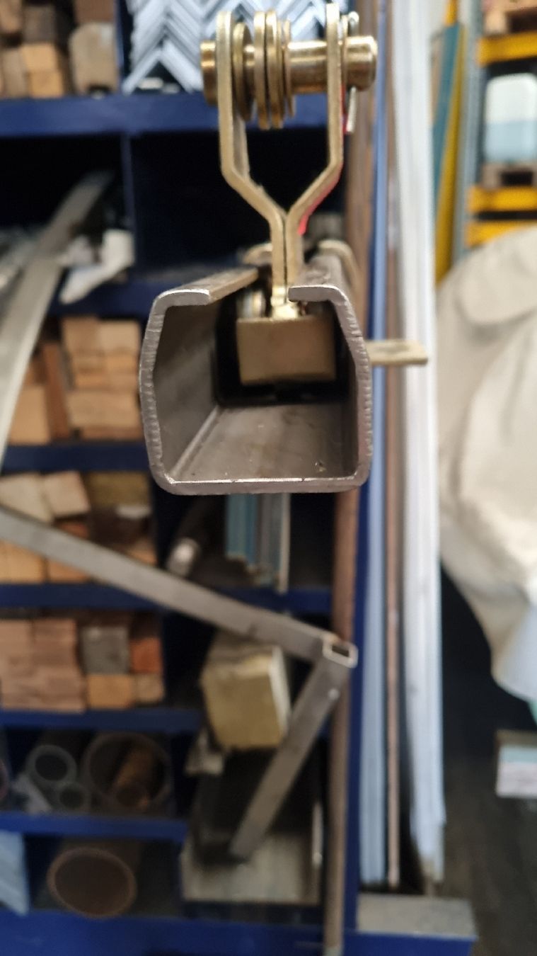 Türen: Rail coulissant robuste, porte, grue. – Gebraucht aus Quartino von 123HOBIT 3