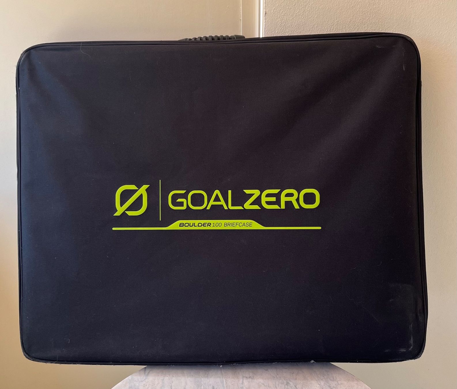 Goal Zero Batterie: Goal Zéro Yéti 200x Lithium + Panneaux Boulder 100 Briefcase – Usato da Genève venduto da Dragonfish 2