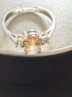 Silberfarbiger Ring mit Stein