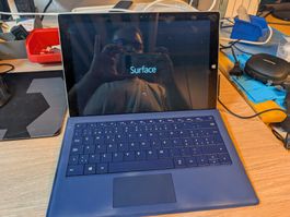 Surface Pro– Intel i5 / 8 GB RAM / 256 GB SSD 95%batt
