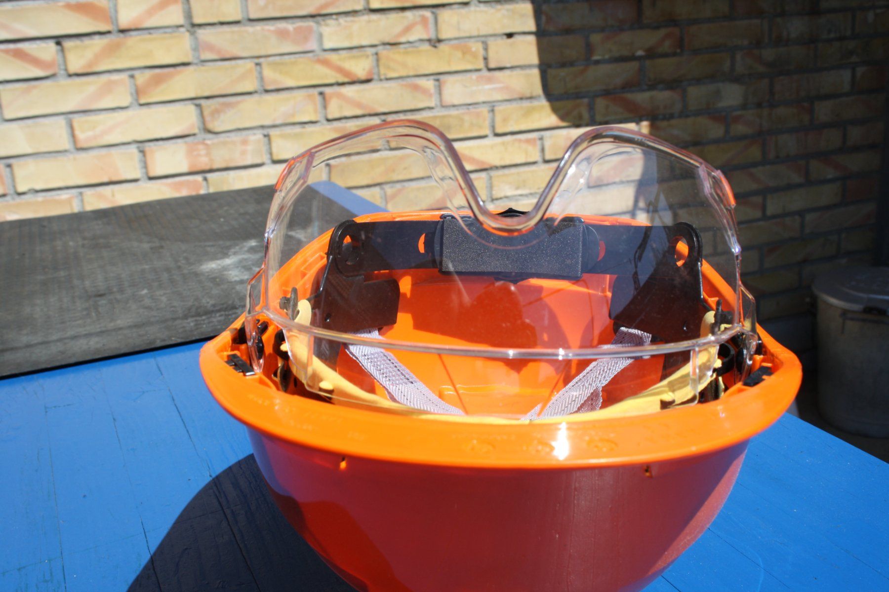 Protezione per viso e udito: BAUHELM MIT EINGEBAUTER SCHUTZBRILLE – Usato da Wauwil venduto da Pneuedy 8