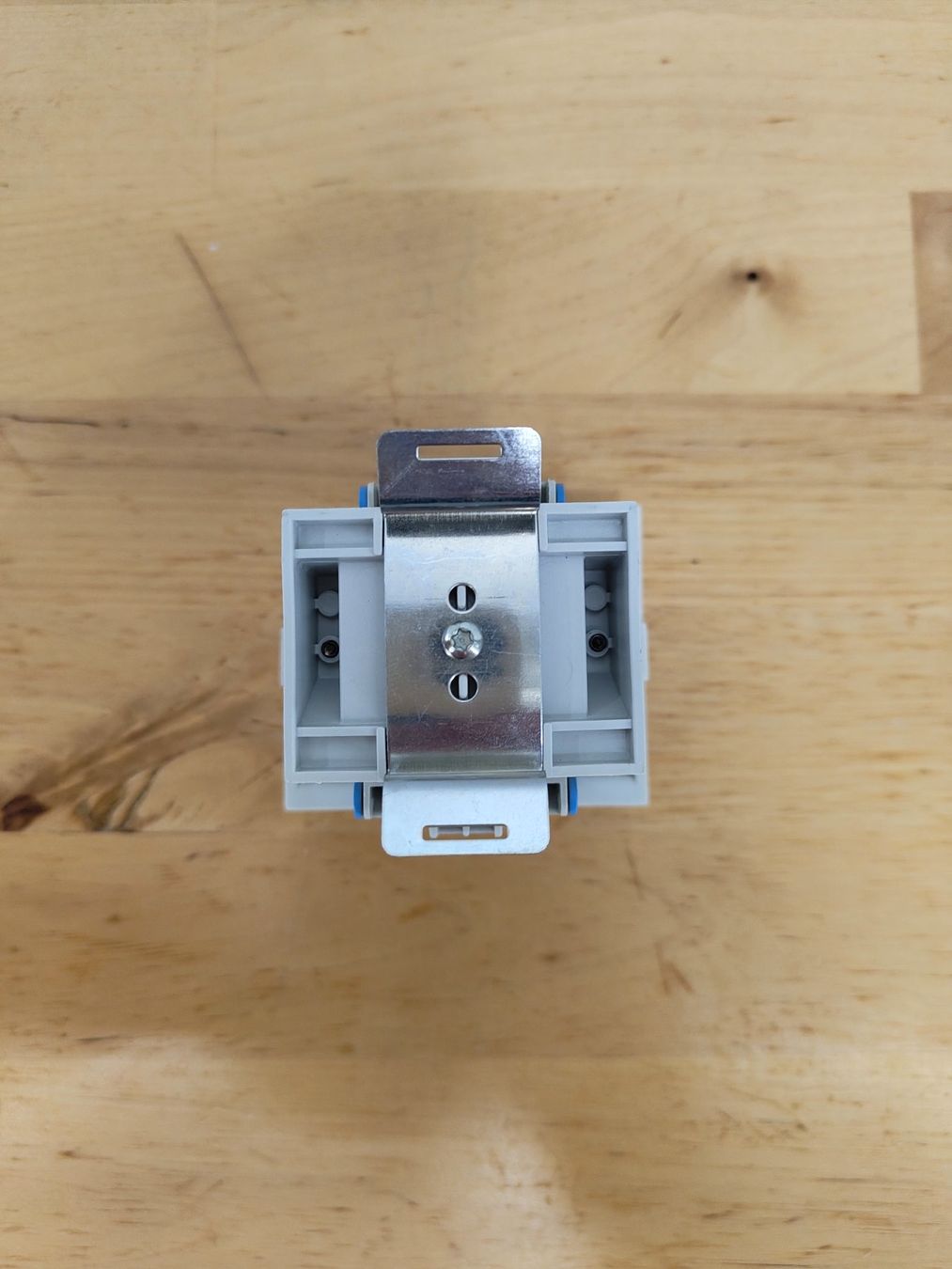 Hager Spine: HAGER SN013 Steckdose Typ 13 10A 250V DIN Einbau – Usato da Emmenbrücke venduto da BlSi 4