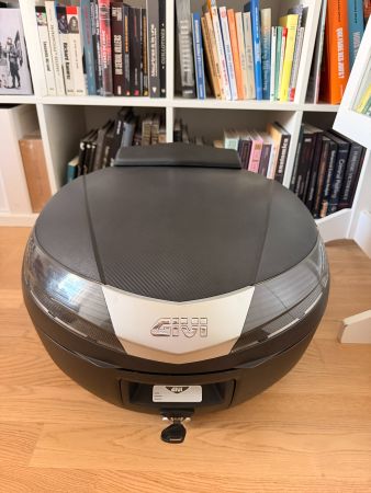 V40 TECH Top case 40 litres noir avec catadioptres fumés