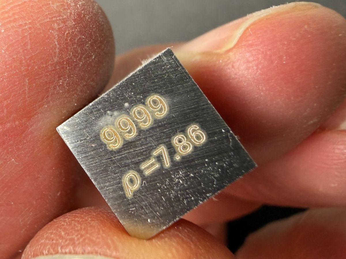Edelmetalle: Eisen Elementwürfel, mit Gravur 1x1x1cm – Neu und originalverpackt aus Lützelflüh-Goldb von Elementis 1
