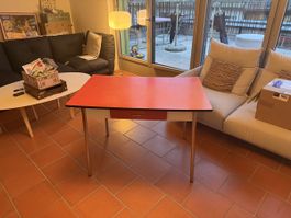 Table bureau vintage rouge 110x90cm