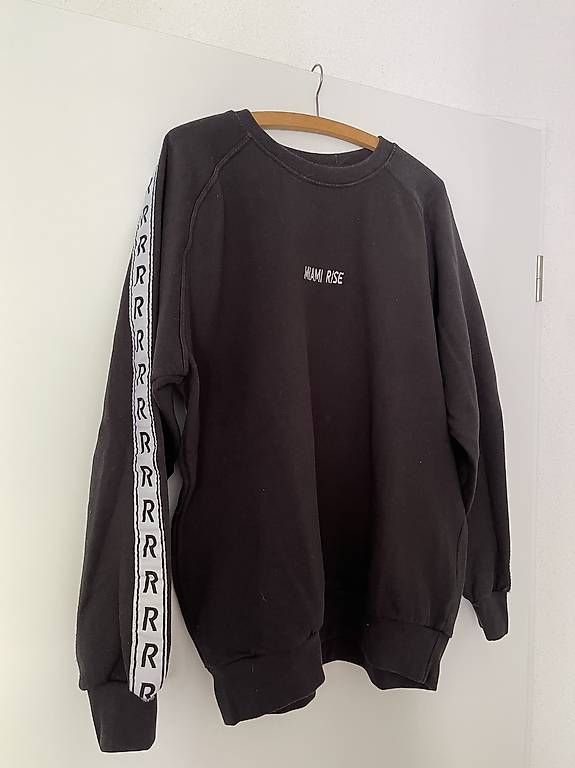 Pullover & Sweatshirts: Schwarzer Oversized Sweater  Miami Rise | Grösse M – Gebraucht aus Wölflinswil von jan_v6g9 1