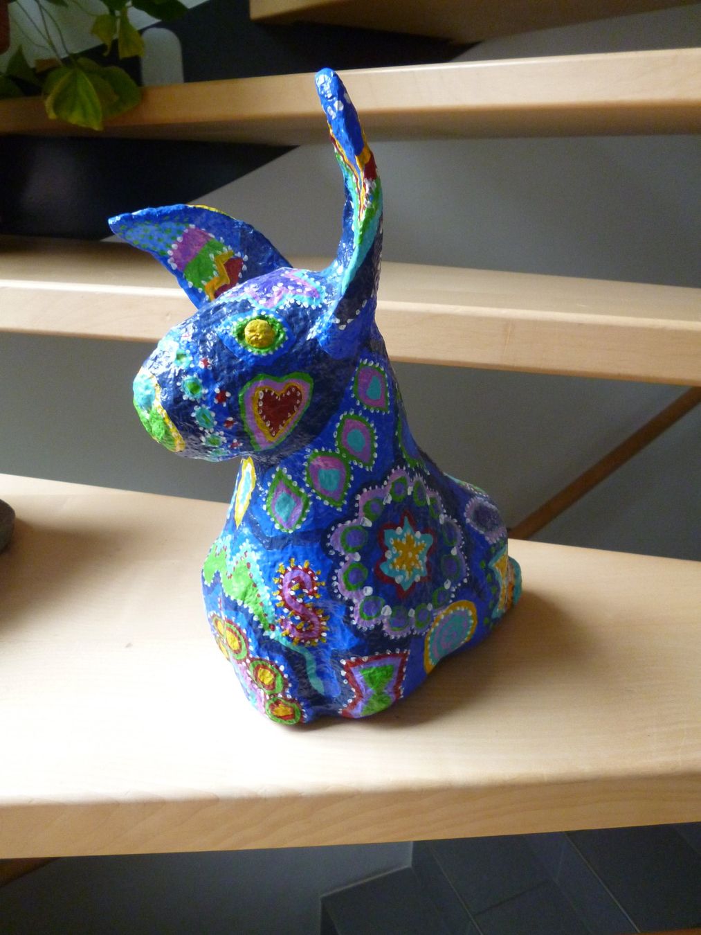 Statuette: blau-bunter HASE   KUNST Pappe handmade  Osterhase – Usato da Dättlikon venduto da Mamakuga 4