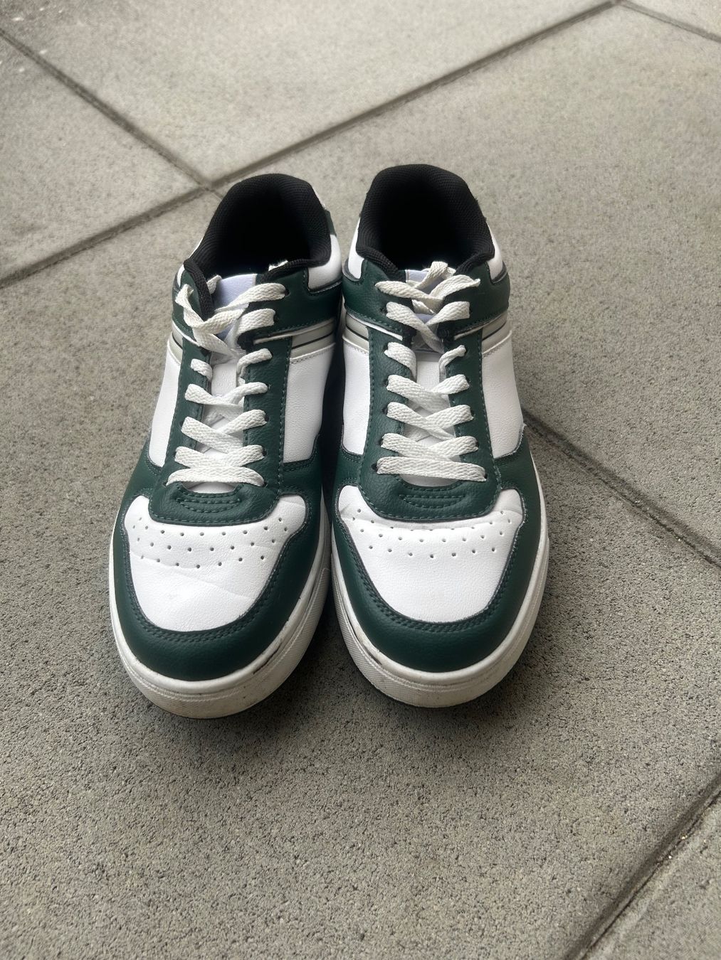 Damenschuhe: Une paire de baskets – Gebraucht aus Courrendlin von loko2910