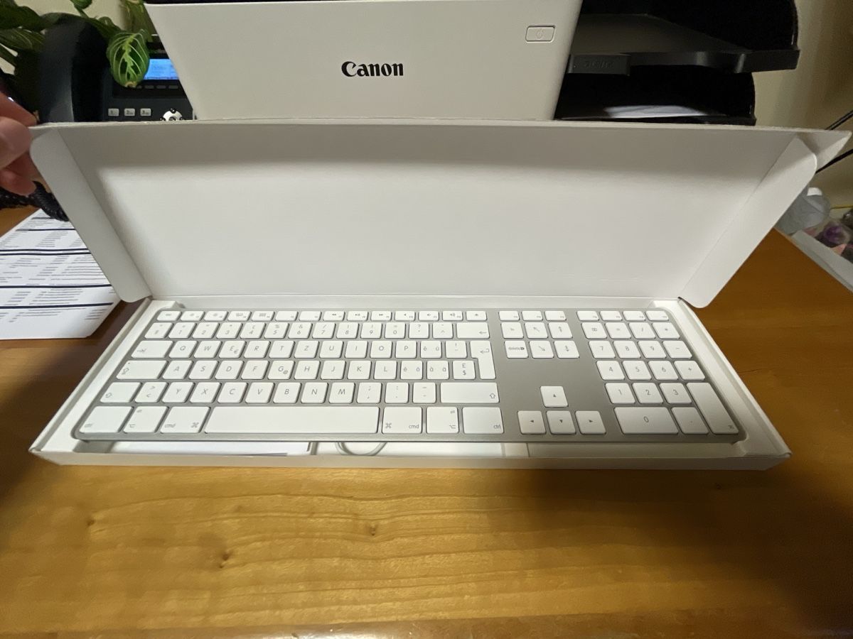 Apple Claviers: Apple Keyboard with Numeric Keypad in Original Box – D'occasion à Pontresina par jul_k6nd 2