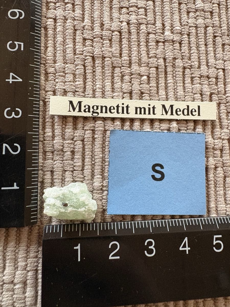 Minerali & Pietre curative: mini Magnesit auf Medel Stein – Usato da Rümlang venduto da euqinom16