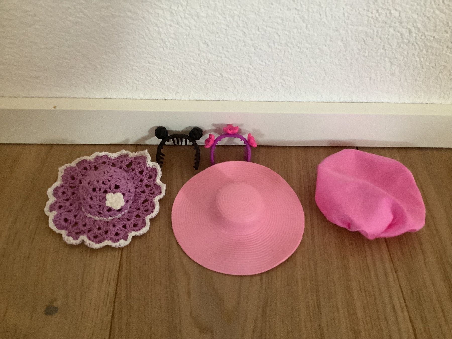 Giocattoli: 3 Barbies mit Kleidern und Zubehör – Usato da Hohentannen venduto da Grimblegromble 5