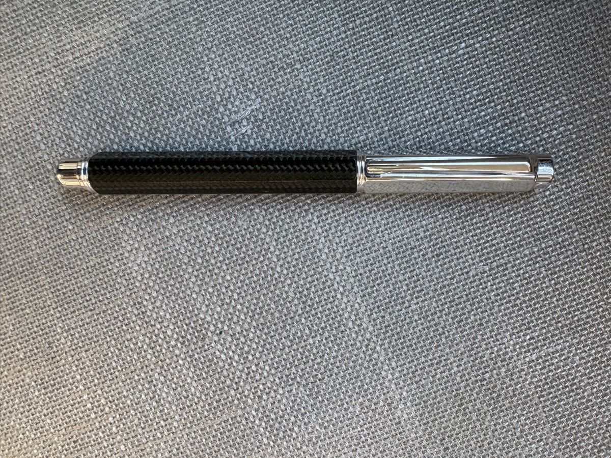 Caran D'Ache Penna & Evidenziatori: Caran d'Ache Varius Carbon Rollerball-Stift – Usato da Zürich venduto da Brockiwelt