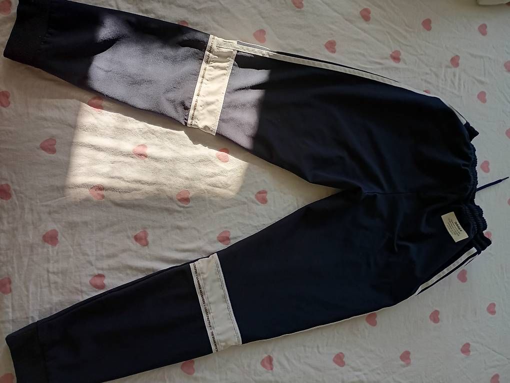 Hosen: Dunkelblaue Adidas Sporthose – Gebraucht aus Gelterkinden von leo_9z8m 1