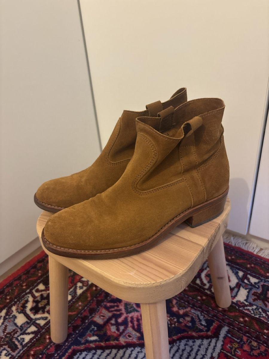 Scarpe da donna: Bottine en cuir daim – Usato da Pully venduto da miss3shai