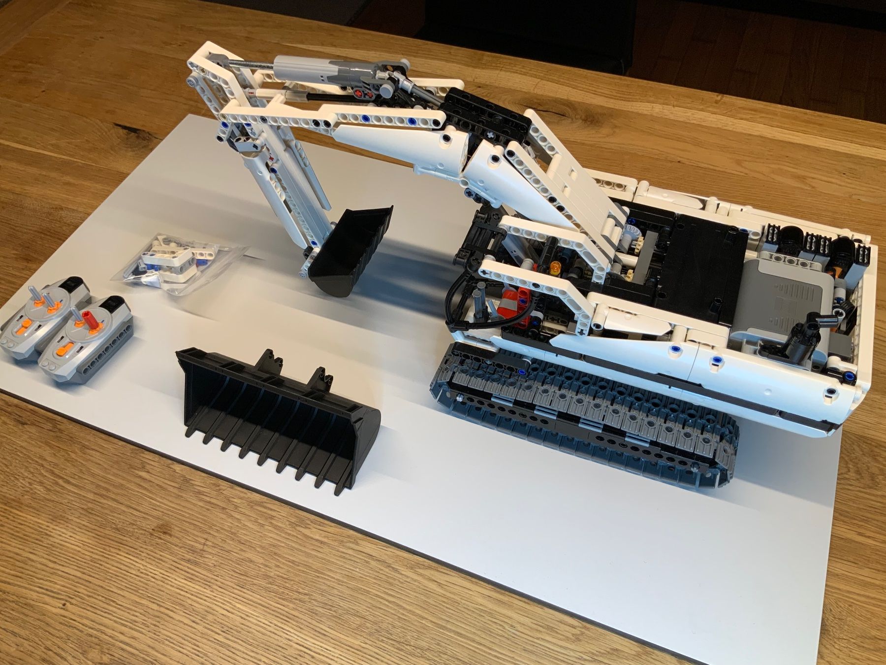 Lego Kit di costruzioni: LEGO Technic 8043 Motorized Excavator White Edition – Nuovo (secondo la descrizione) da Tagelswangen venduto da rotsi 4