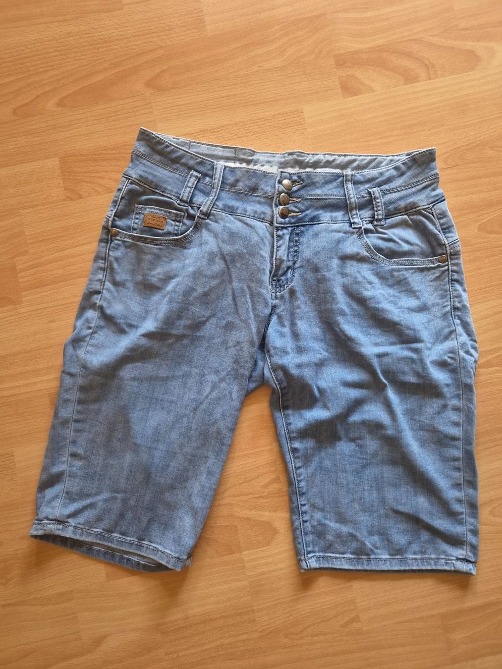 Jeans: Jeans Bermuda hellblau W 32 neuwertig – Usato da Mumpf venduto da Fabis_Shop