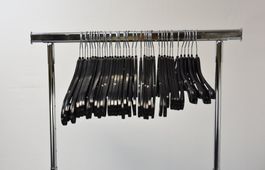 40 Stück Kleiderbügel Plastik /schwarz / ab 1.-Fr