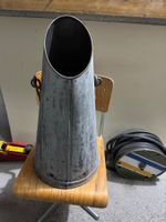 Ancien seau à charbon en métal, idéal pour votre foyer!