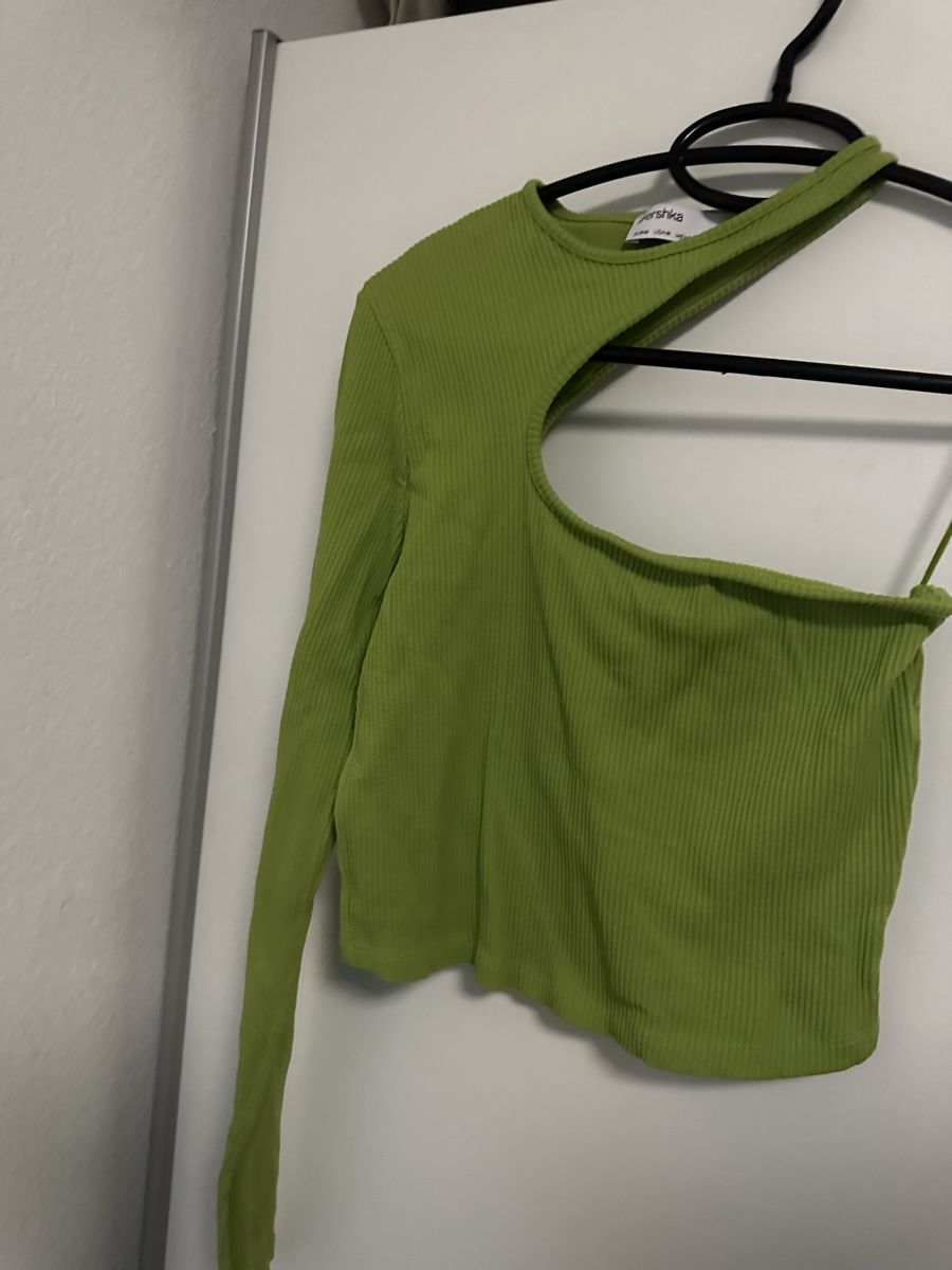 Bershka Top: Grünes einarmiges Langarm-Shirt Gr. S mit Cut-Out – Nuovo (secondo la descrizione) da Zürich venduto da kri_hy6t 1