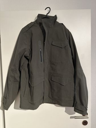 Under Armour Übergangsjacke, olivgrün, Gr. M – Top Zustand!