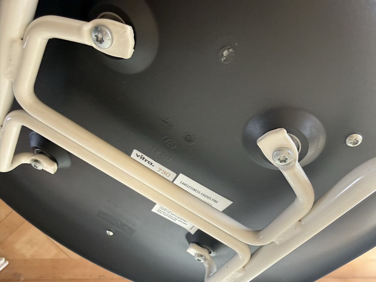 Vitra Chaises: Vitra Eames Plastic Chair 730 – D'occasion à Zürich par MoGe 2