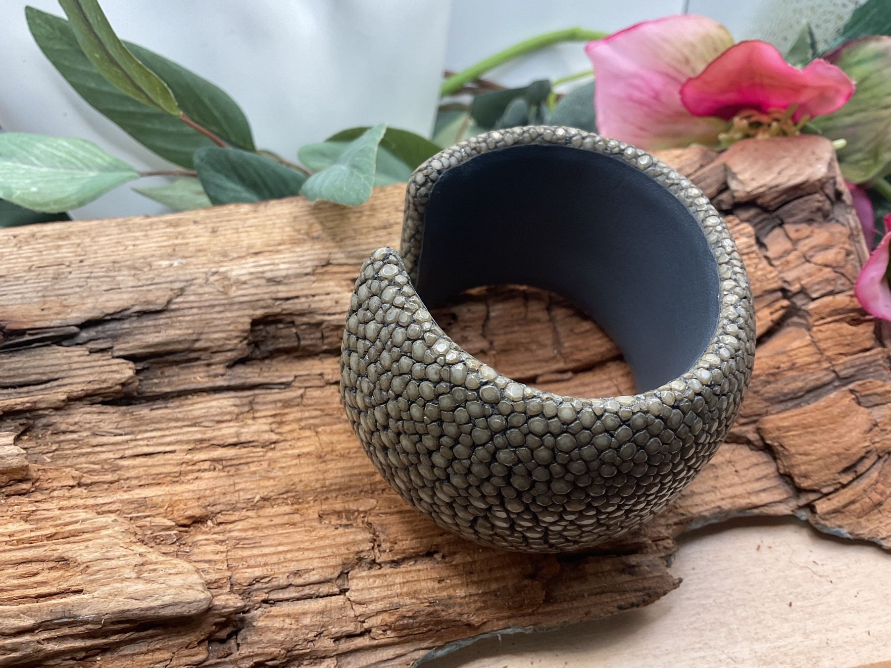 Bracciali & Braccialetti: Luxuriöse Armspange mit Rochenleder – Usato da luzern venduto da Alpendorf1 3