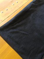 schwarzer Faserpelz (Fleece)