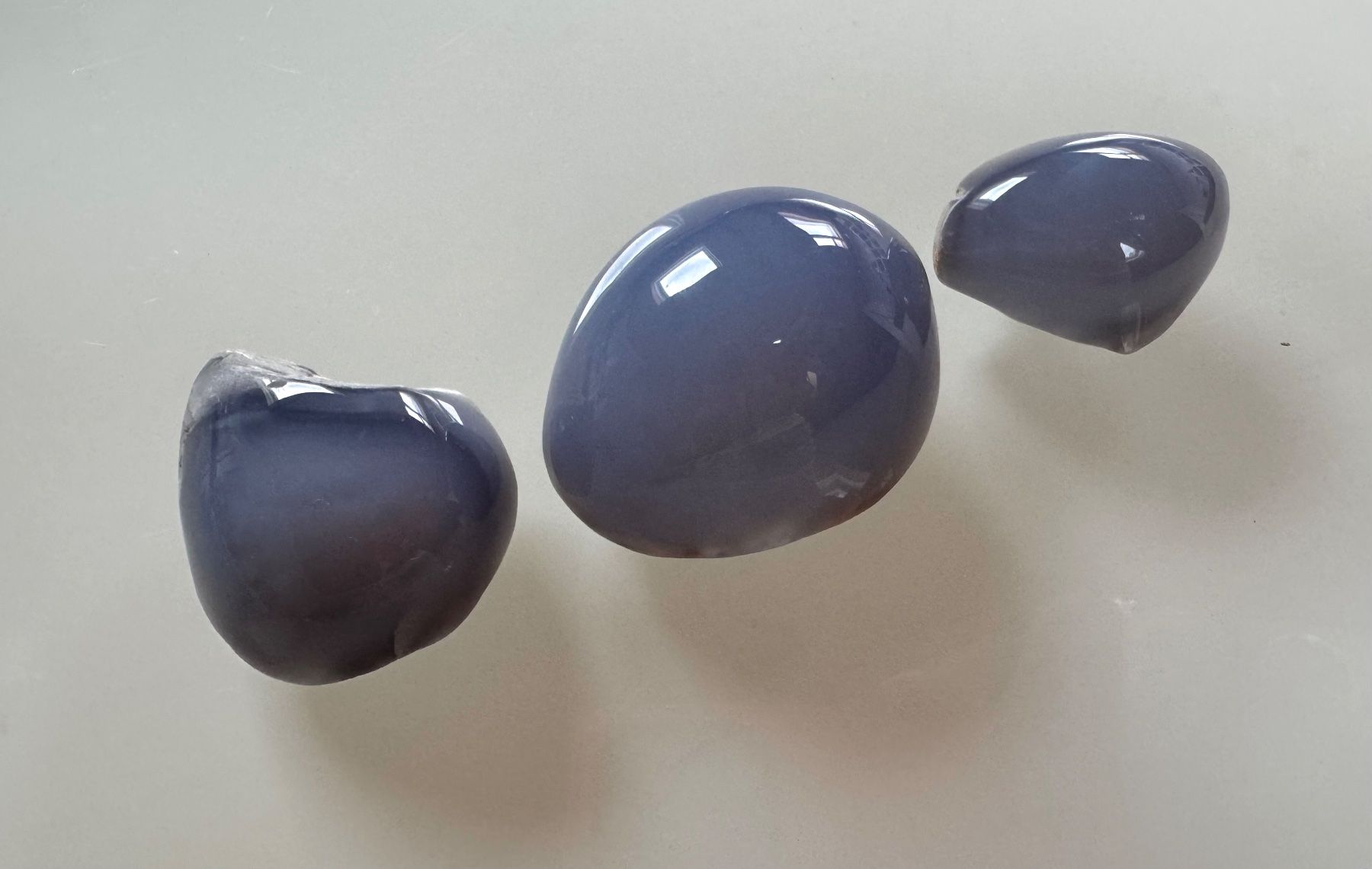 Pietre preziose: Calzedon    top Sammlung  wunderschön poliert 3Stk – Nuovo e nell'imballaggio originale da Leuggern venduto da gemshow 7