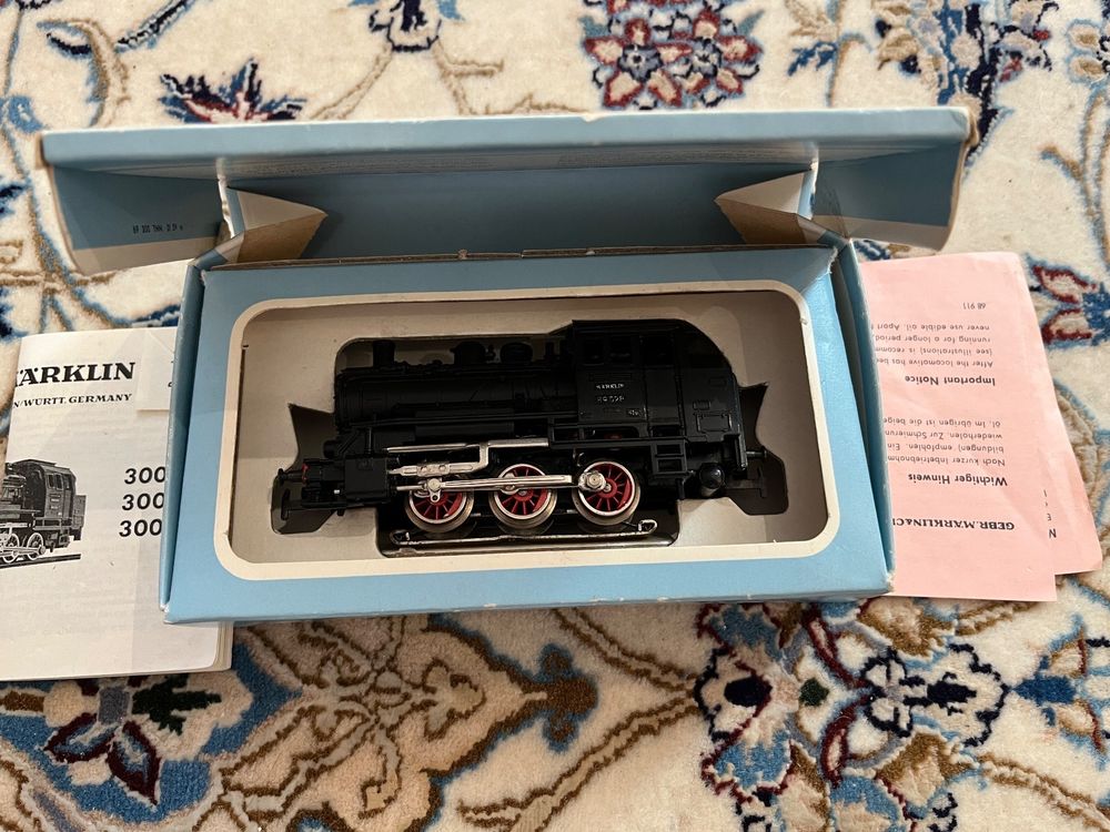 Et klassisk sort Märklin 3000-damplokomotiv i en blå æske