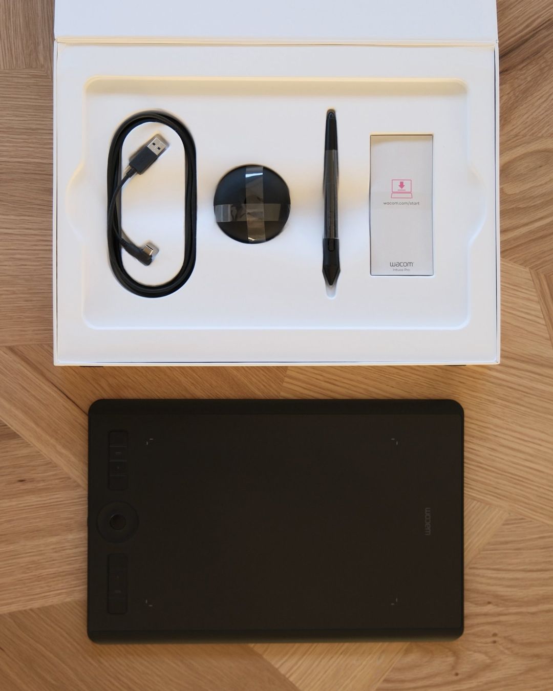 Wacom Tablet PC: Wacom Intuos Pro M Grafiktablett PTH-660-S mit Accessory Kit – Usato da Chur venduto da martin_tschigg 6