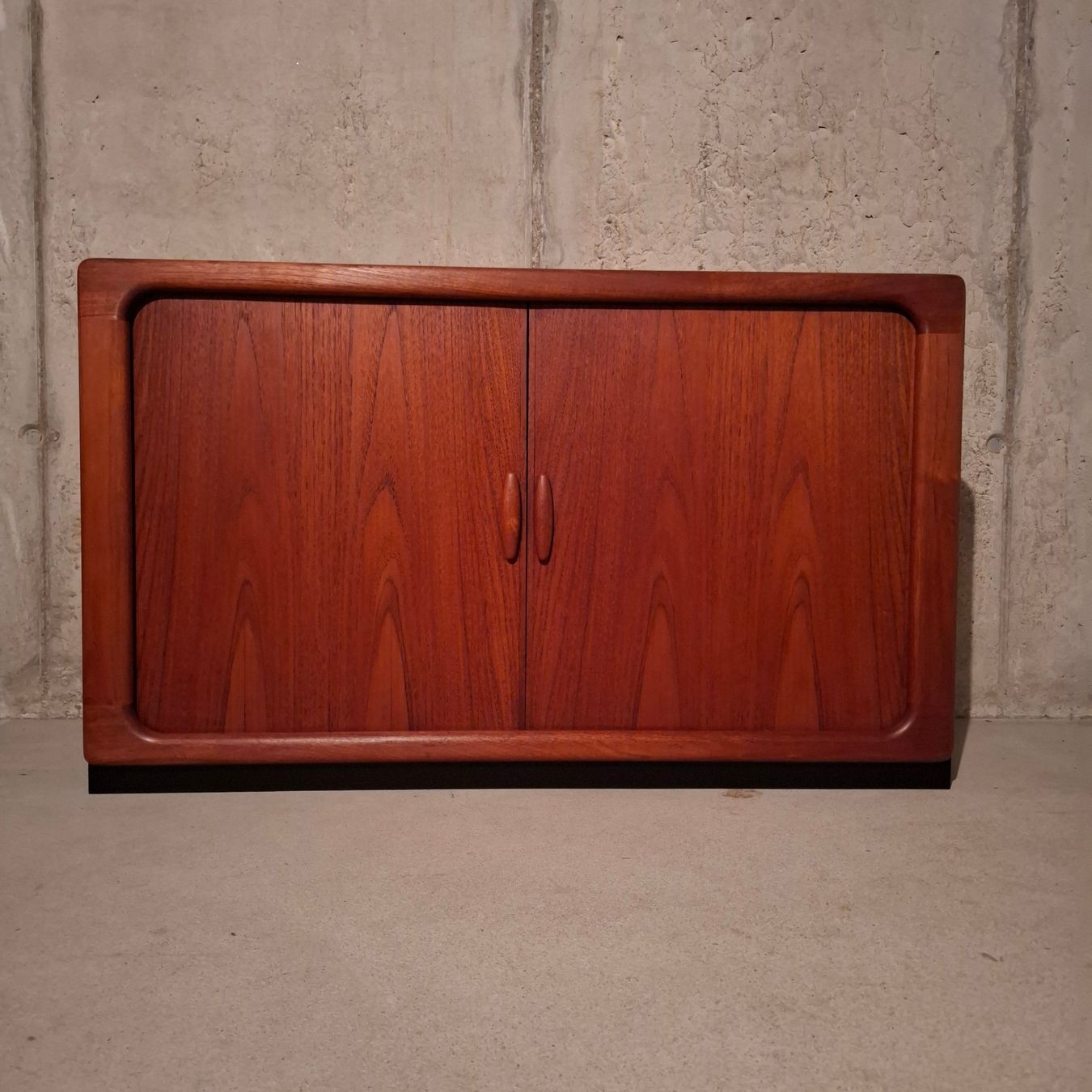 Kommoden: Sideboard Lowboard Denmark Danish 1960 Teak Dyrlund – Gebraucht aus Neuchâtel von Rochawood