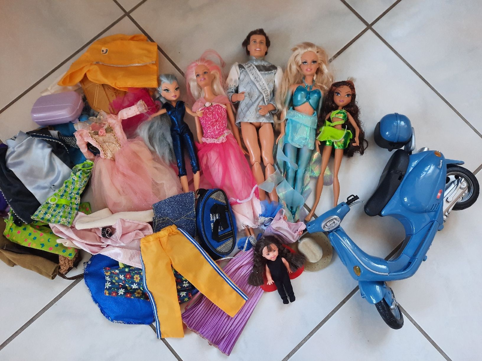 Poupées: LOT " BARBIE "  – D'occasion à Le Locle par marylise01