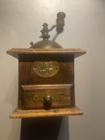 Antike Kaffeemühle, Handmühle, Holz mit Messing