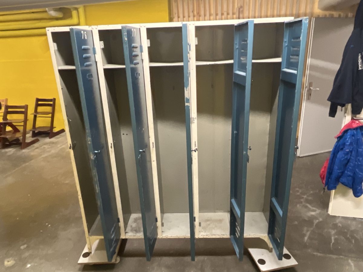 Porte manteau: Antiker Blech Spind genietet – Défectueux à Niederurnen par gebrauchtbrauchbar 5