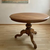 Runder Esstisch aus Holz im Louis-Philippe-Stil, braun.
