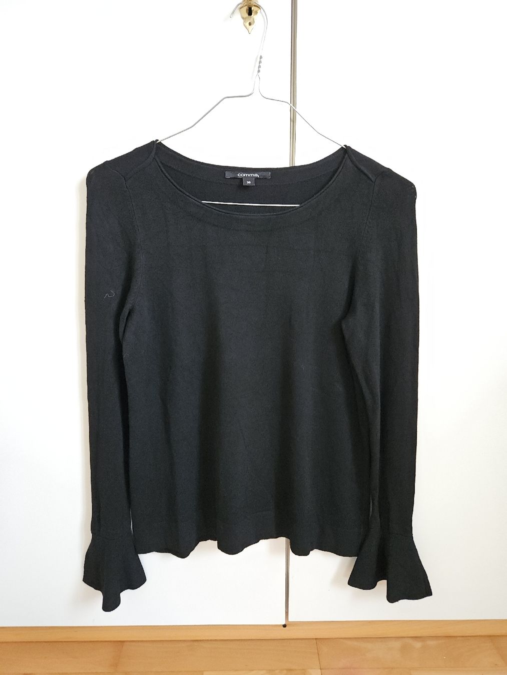 Comma Pulls & Sweat-shirts: Comma Feinstrick Pullover, Gr.38, Schwarz mit Trompetenärmel – D'occasion à Urdorf par Colina