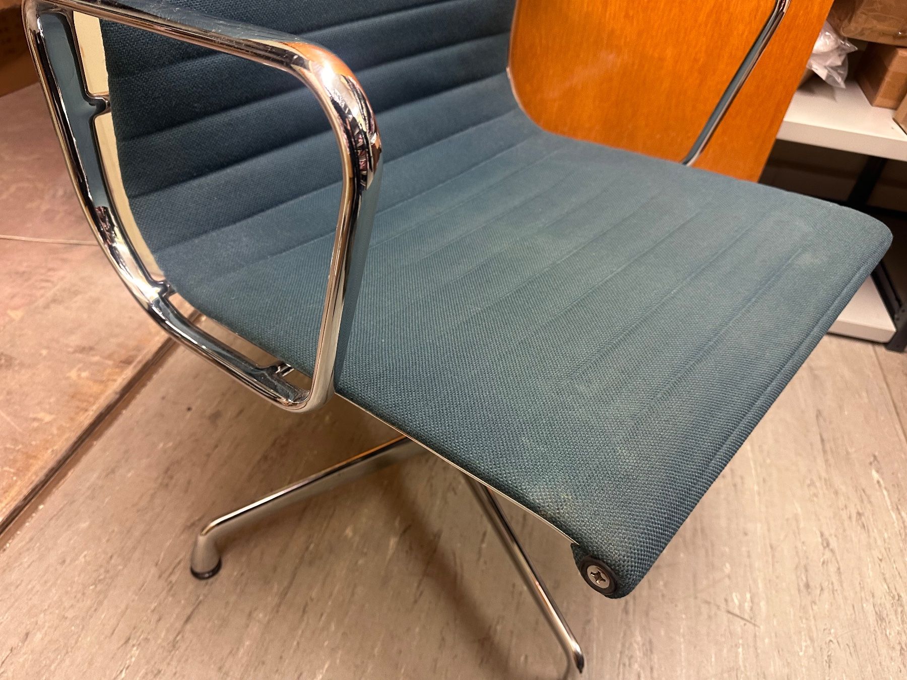 Eames Sedie: Orginal Charles Eames EA-108 Stuhl mit verchromtem Gestell – Usato da Necker venduto da liq24 2